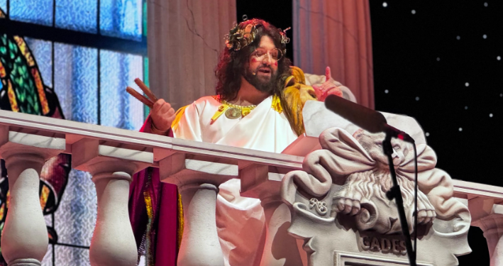 El pregón de Manu Sánchez en el Carnaval de Cádiz: «No, con Franco no se vivía mejor en ningún caso.»