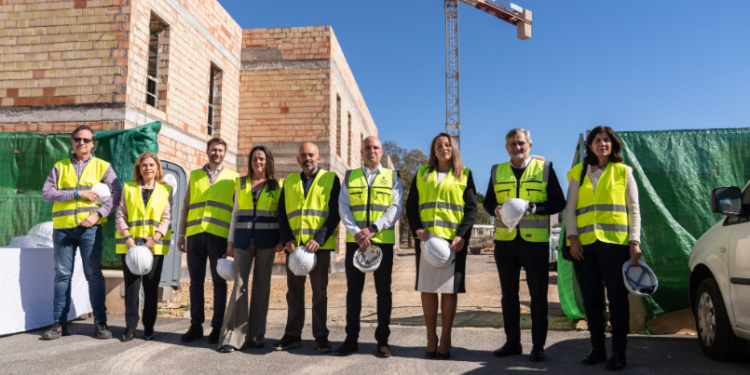 Visita institucional al centro residencial ‘Vivir como en casa’ de la FAAM
