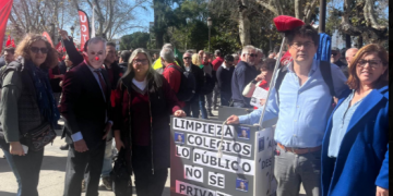 La privatización de la limpieza de los colegios públicos de Sevilla desata protestas de familias y trabajadoras