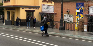 Sevilla aprueba una nueva regulación de patinetes eléctricos: normas clave y entrada en vigor