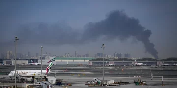 Treinta vecinos de Vélez-Málaga, atrapados en Dubái por la escalada bélica en el Golfo