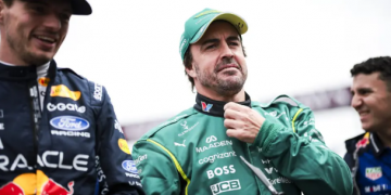 Fernando Alonso adelanta a 5 coches en la salida y abandona dos veces en Australia