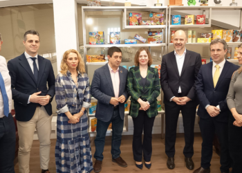 El alcalde de Jaén acompaña a la secretaria de Estado de Comercio, Amparo López, en la visita a Family Biscuits.
