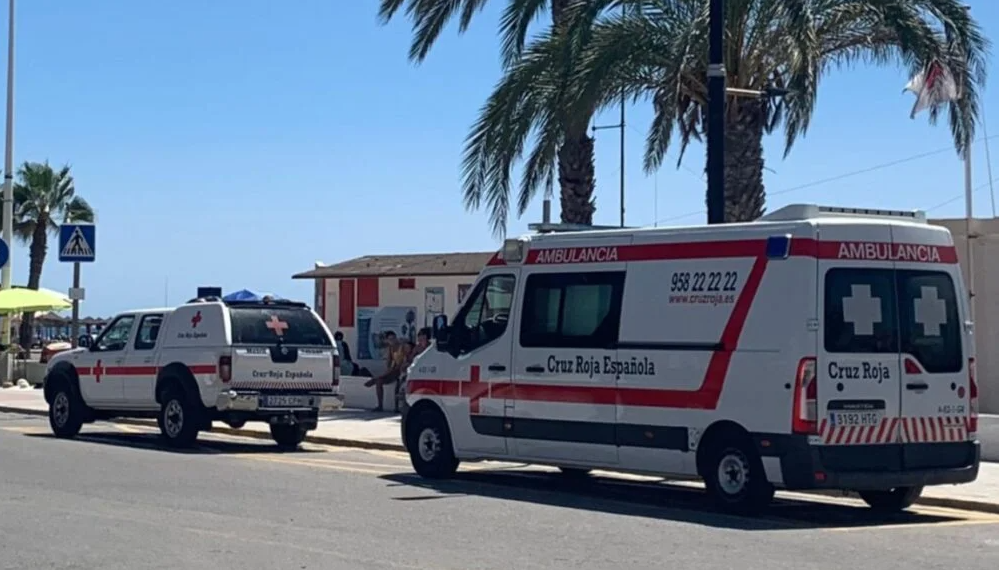 Hallan tres cadáveres en el mar de Alborán tras el desembarco de una embarcación en la costa de Granada