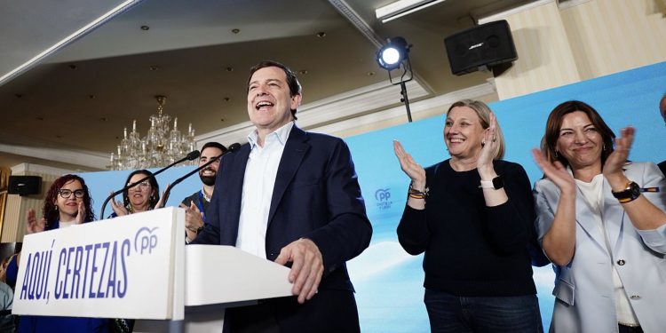 El PP gana en Castilla y León, el PSOE resiste y Podemos desaparece de las Cortes