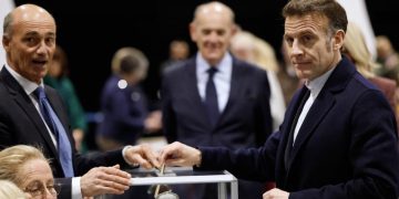 Los socialistas resisten en las grandes ciudades en la primera vuelta de las municipales de Francia pese al avance de la ultraderecha