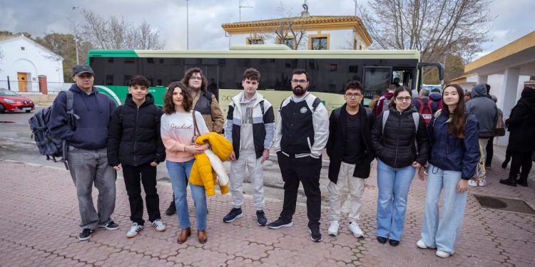 La odisea para llegar a la Universidad de Cádiz: hasta dos horas de viaje para recorrer 35 kilómetros