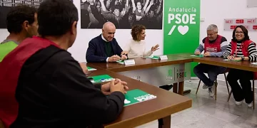 Montero respalda la lucha de los trabajadores de limpieza de colegios de Sevilla y denuncia la privatización que pone en riesgo empleo público